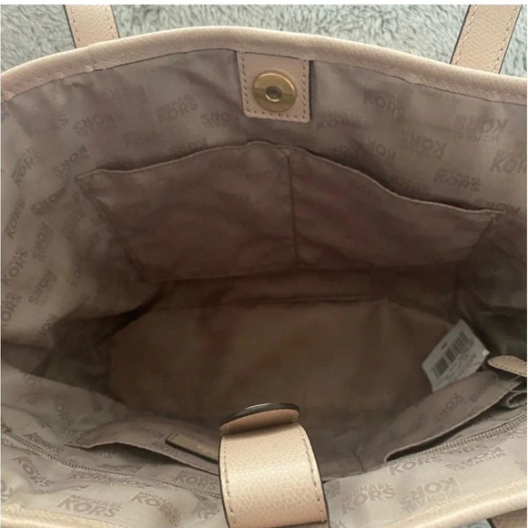 Michael Kors Jet Set Tote​​​​ - Picture 8 of 11